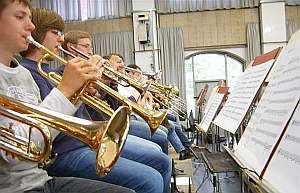 Junge Blechbl&auml;ser der Kreismusikschule  im Snfonie-Orchester