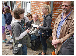 Gesa Wannick und Ulrike Skehr als Reporterinnen beim `Klingenden Unewatt 2010`