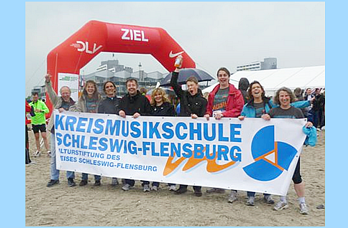 Team der Kreismusikschule Schleswig-Flensburg beim `Lauf zwischen den Meeren 2011` - vor dem Zieltor in Damp