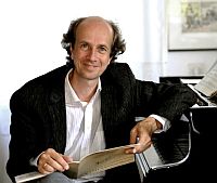International gefragter Konzertpianist Prof. Tim Ovens 'Musik beFl&uuml;gelt' im Kreishaus Schleswig 26.6.14