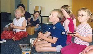 Aufmerksame Vorschulkinder in der Musikalischen Fr&uuml;herziehung bei Susanne Thede, Schleswig