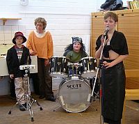 Die Rhythmusspieler mit Schulleiterin Heidemarie Koch