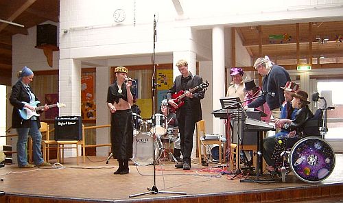 Bravour&ouml;se Auff&uuml;hrung im Rahmen der Projektvorstellungen in der Peter-H&auml;rtling-Schule - Foto: K. Negel