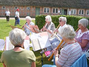 Blockfl&ouml;ten-Ensemble von Irmela Hahn aus Schleswig vor dem Marxenhof -  2006
