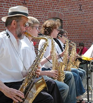 Coole Saxofon-Spieler der Bigband an der Christesenscheune 2006