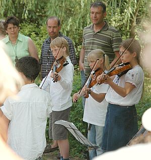 StreicherInnen musizieren an der Butterm&uuml;hle in Unewatt 2006
