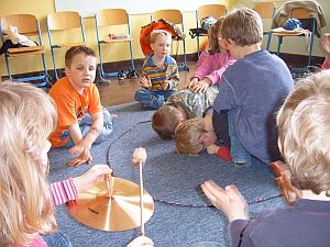 Kinder der Fr&uuml;herziehungsgruppe im Kreisspiel