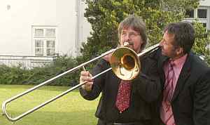 Solo-Posaunist Johann Kako mit Bandleader Willi Neu