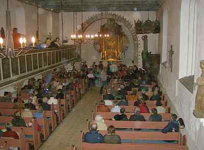 Das `Angeliter Blockfl&ouml;ten-Orchester in der vollbesetzten Kirche zu Husby - Foto: Peter Thieler