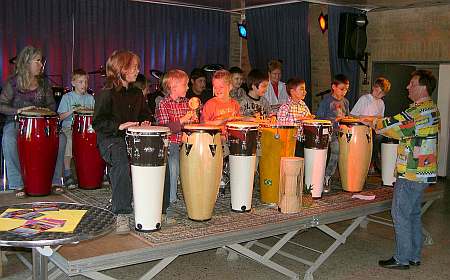 `rhythm in concert&acute; im Schleswiger JUZ - Samba l&eacute;l&eacute; bringt spontanen Schwung in die Musiker - Leitung Dirk Carstens