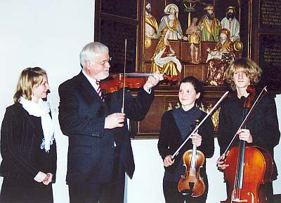 Kappelner Streicherensemble: Johanna Broszeit, Violine - Nelly Eder, Violine - Paul Eberhard, Violoncello und Peter Harry Carstensen mit Geige (Februar 2008) http://kreismusikschule.schleswig-flensburg.de