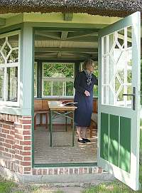 Romantischer Pavillon im Rosengarten hinter dem Marxenhaus 