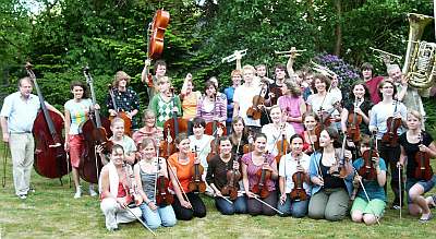 &Uuml;ber f&uuml;nfzig Sch&uuml;ler und Lehrkr&auml;fte der Kreismusikschule Schleswig-Flensburg freuen sich auf das Kooperationskonzert mit dem Landessinfonie-Orchester - Foto: Katja Negel