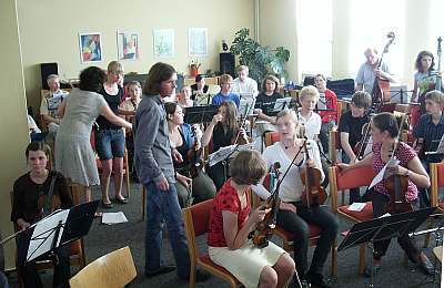 Vorbereitungen zu Generalprobe der Musiksch&uuml;ler f&uuml;r das Kooperations-Konzert der Landessinfoniker auf der Landesgartenschau Schleswig 2008 Foto: Katja Negel