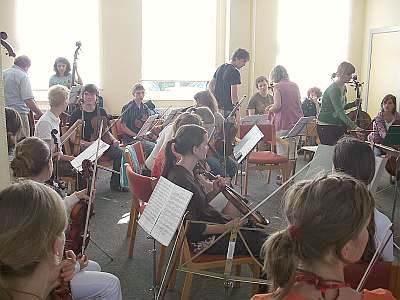 Erste Probe zum  Gemeinschaftskonzert der Musiker mit den Landessinfonikern auf der Landesgartenschau am 15. Juni 2008 im Nospa-Festpavillon - Foto: Katja Negel
