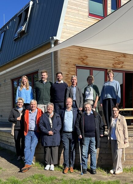 Vertreterinnen und Vertreter der AktivRegionen Schlei-Ostsee und Mitte des Nordens, der 
Landespolitik, des Amtes Geltinger Bucht und des Kreisjugendrings Schleswig-Flensburg e. V. beim 
gemeinsamen Austausch in der Jugendfreizeitst&auml;tte Neukirchen.
Foto: Hannah L&uuml;th, AktivRegion Mitte des Nordens e.V.